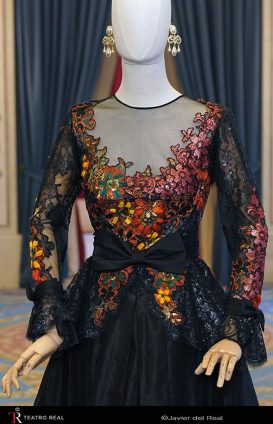 Vestido de Loris Azzaro. Lo lleva en el Teatro Real en 1997