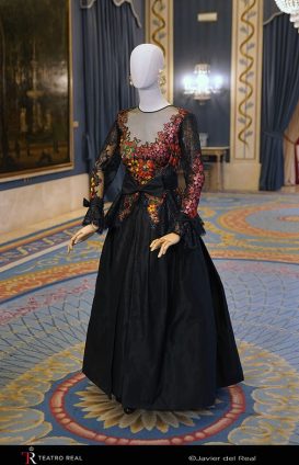 Vestido de Loris Azzaro. Lo lleva en el Teatro Real en 1997