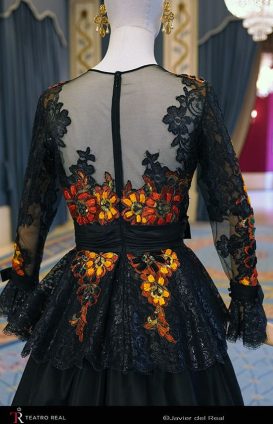 Vestido de Loris Azzaro. Lo lleva en el Teatro Real en 1997