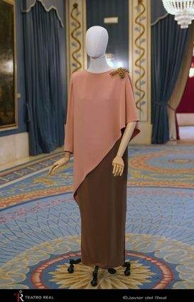 Vestido con etiqueta Pierre Cardin. Berganza lo luce en el Teatro Real en 2013.