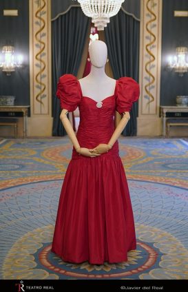 Vestido con etiqueta Loris Azzaro. Berganza lo usa en el Teatro Real en 1986.