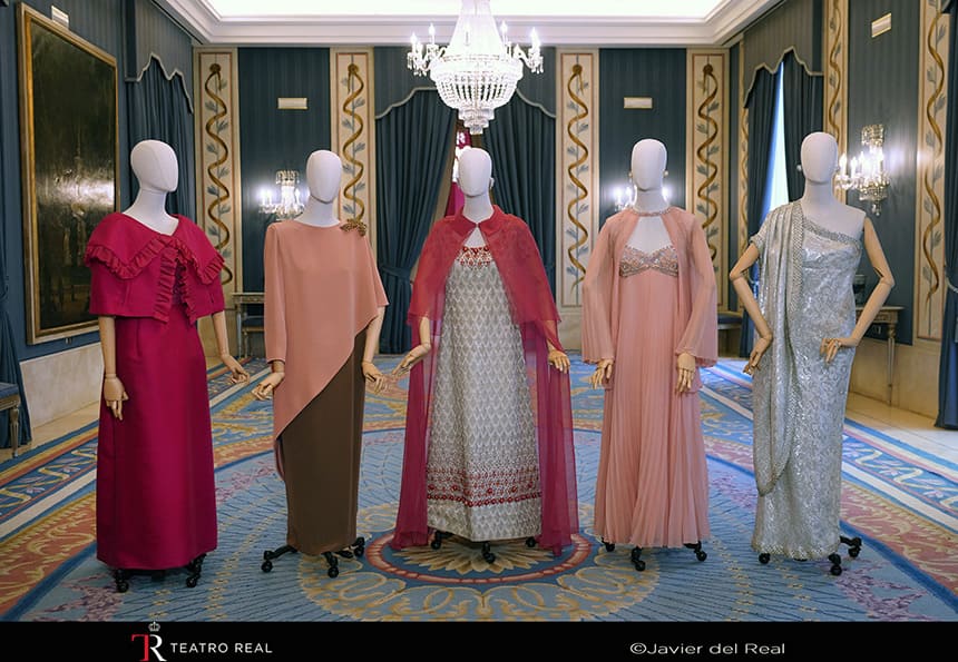 El Teatro Real expone los trajes de concierto lucidos por Teresa Berganza