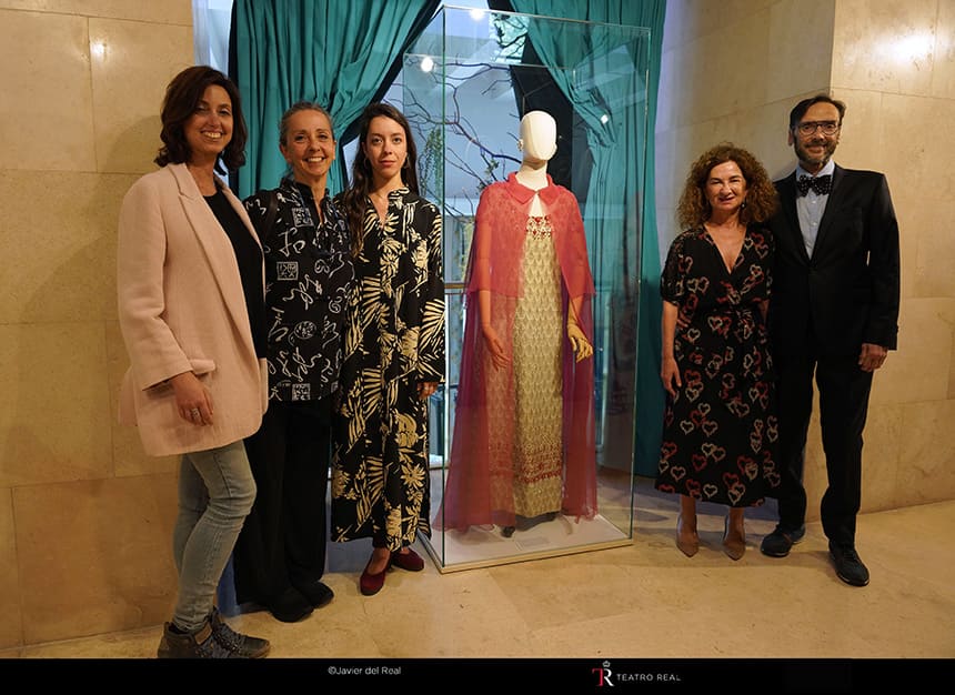 El Teatro Real expone los trajes de concierto lucidos por Teresa Berganza