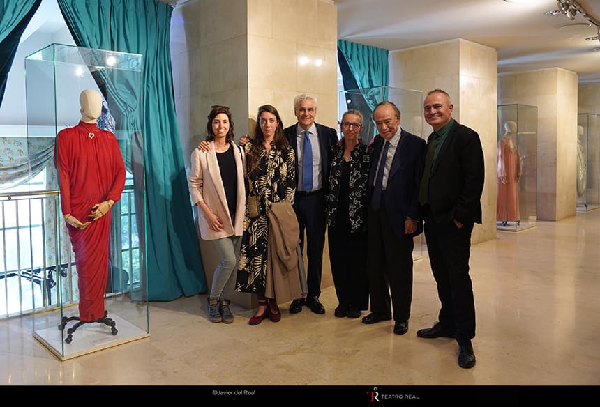 El Teatro Real expone los trajes de concierto lucidos por Teresa Berganza