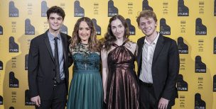 El pianista italiano Elia Cecino gana el Premio Iturbi 2023 Galardonados del Premio Iturbi en 2023. De izquierda a derecha, Elia Cecino (primer premio), Gloria Tello, diputada responsable del Premio Iturbi; Rachel Breen (tercer premio) y Anthony Ratinov (segundo premio). Autor: Contra Vent i Fusta