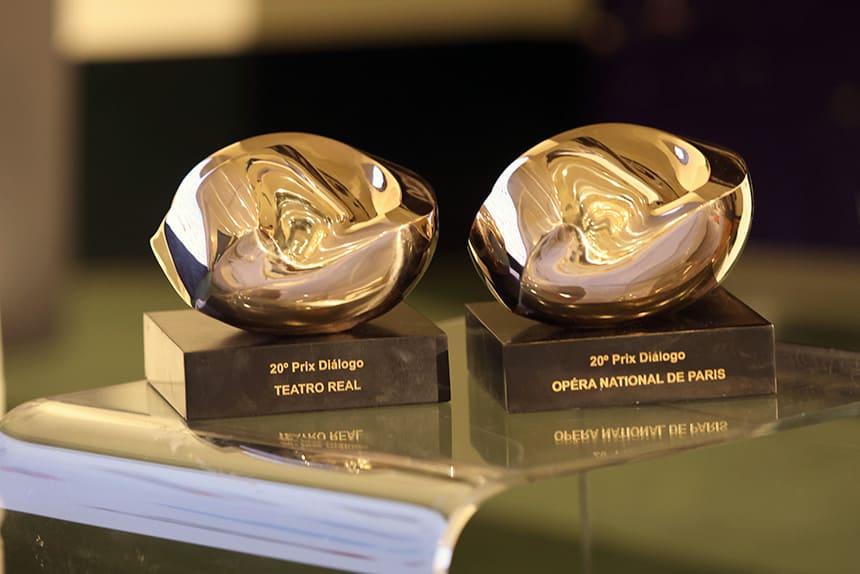 Gregorio Marañón y Jean Pierre Clamadieu recogen el Prix Diálogo 2023 otorgado al Teatro Real y la OnP Gregorio Marañón y Jean Pierre Clamadieu recogen el Prix Diálogo 2023 otorgado al Teatro Real y la OnP