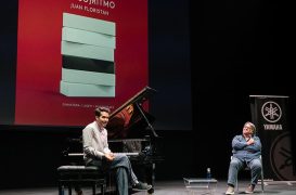 El pianista Juan Floristán y el periodista Jesús Ruiz Mantilla en la presentación contenida en el Real Teatro del Retiro de Madrid.