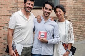 Juan Floristán, en el centro, con Beatricelli Altobelli, directora de Conciertos Vitoria, y Fernando Arias, director de ARIA classics.