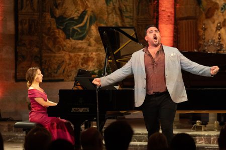 Feddie de Tommaso junto a Audrey Saint-Gil en la iglesia del Carme