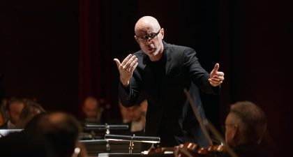 Baldur Brönnimann dirige a la Real Filharmonía de Galicia en un concierto en la iglesia de San Agustín