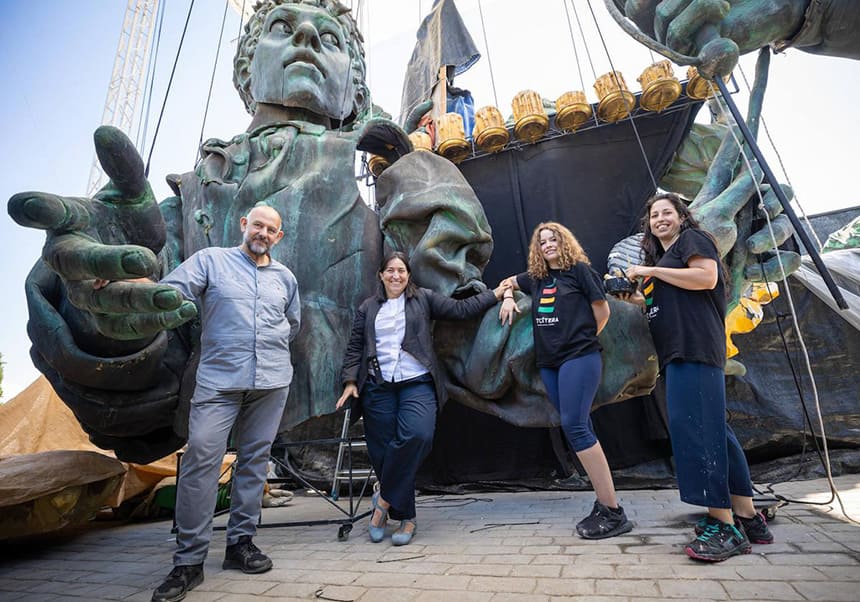 Segovia se rinde a las marionetas gigantes de Títeres Etcétera en el centenario de ‘El retablo de Maese Pedro’ de Manuel de Falla