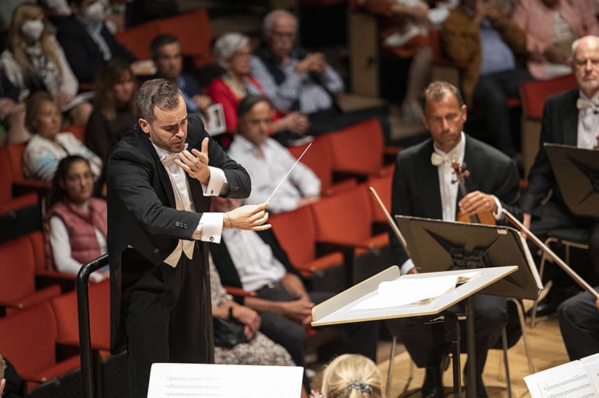 La Fundación Orquesta Filarmónica de Gran Canaria designa a Josep Gil como director asistente de Karel Mark Chichon