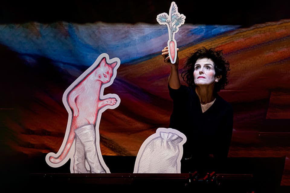 Per Poc y Forma Antiqua dan vida con marionetas y música al popular Gato con Botas