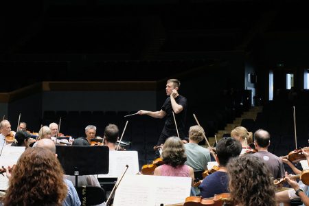 Roberto González-Monjas ensayando con la OSG.