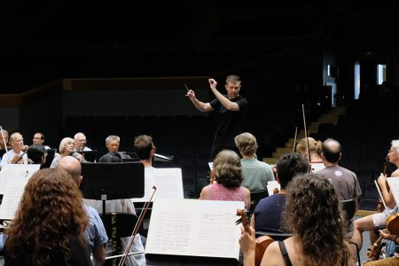 Roberto González-Monjas ensayando con la OSG.