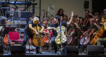 Veranos de la Villa se despide con un concierto gratuito al aire libre al ritmo de 100 violonchelos