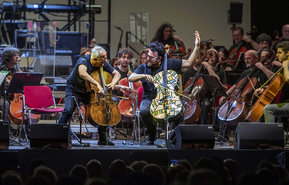 Veranos de la Villa se despide con un concierto gratuito al aire libre al ritmo de 100 violonchelos