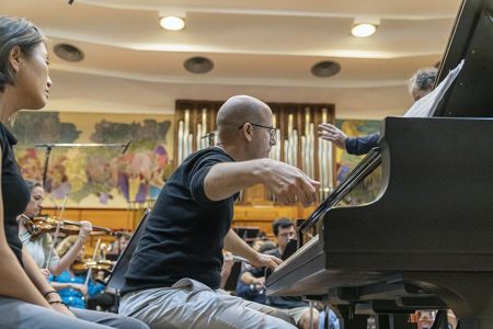 Alfonso Gómez durante la grabación – © Juantxo Egaña