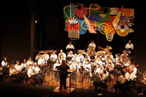 La SAM d’Alginet otorga a Vicent Sellés el primer premio del Concurso de Composición Pascual Pérez Choví a Banda Simfónica de la SAM d’Alginet, dirigida por Olga Clari. – © Carla Almería.