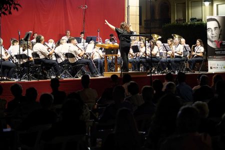 La Banda Simfónica de la SAM d’Alginet, con Olga Clari – © Carla Almería