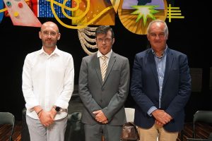 La SAM d’Alginet otorga a Vicent Sellés el primer premio del Concurso de Composición Pascual Pérez Choví Los miembros del jurado. De izquierda a derecha, Esteban Peris Aviñó, Andrés Valero-Castells y Juan Enrique Benavent – © Carla Almería.