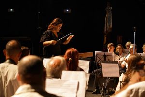 La SAM d’Alginet otorga a Vicent Sellés el primer premio del Concurso de Composición Pascual Pérez Choví Olga Clari dirigiéndose a la Banda Simfónica de la SAM d’Alginet. – © Carla Almería.