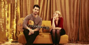 La-intérprete-Tara-Lowe-junto-al-guitarrista-y-vocalista-Sean-Clapis