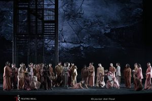 Inauguración de la Temporada 2023 – 2024 del Teatro Real con una nueva versión de Medea Plano general del coro femenino; en el medio, Sara Blanch (Dircé)