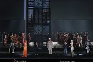 Inauguración de la Temporada 2023 – 2024 del Teatro Real con una nueva versión de Medea Plano general; en el medio Jongmin Park (Créon), Valeria Grandio e Ismael Palacios (hijos de Medea) y Enea Scala (Jason)