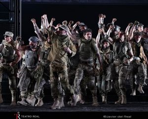 Inauguración de la Temporada 2023 – 2024 del Teatro Real con una nueva versión de Medea Coro masculino