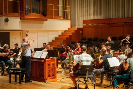 Ton Koopman durante un ensayo con su agrupación.