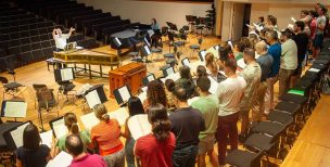 Ton Koopman durante un ensayo con su agrupación.