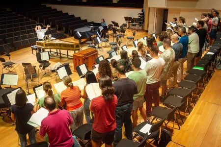 Ton Koopman durante un ensayo con su agrupación.
