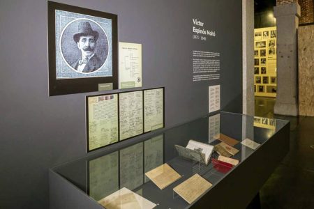 Vitrina-dedicada-a-Victor-Espinosxxxxx