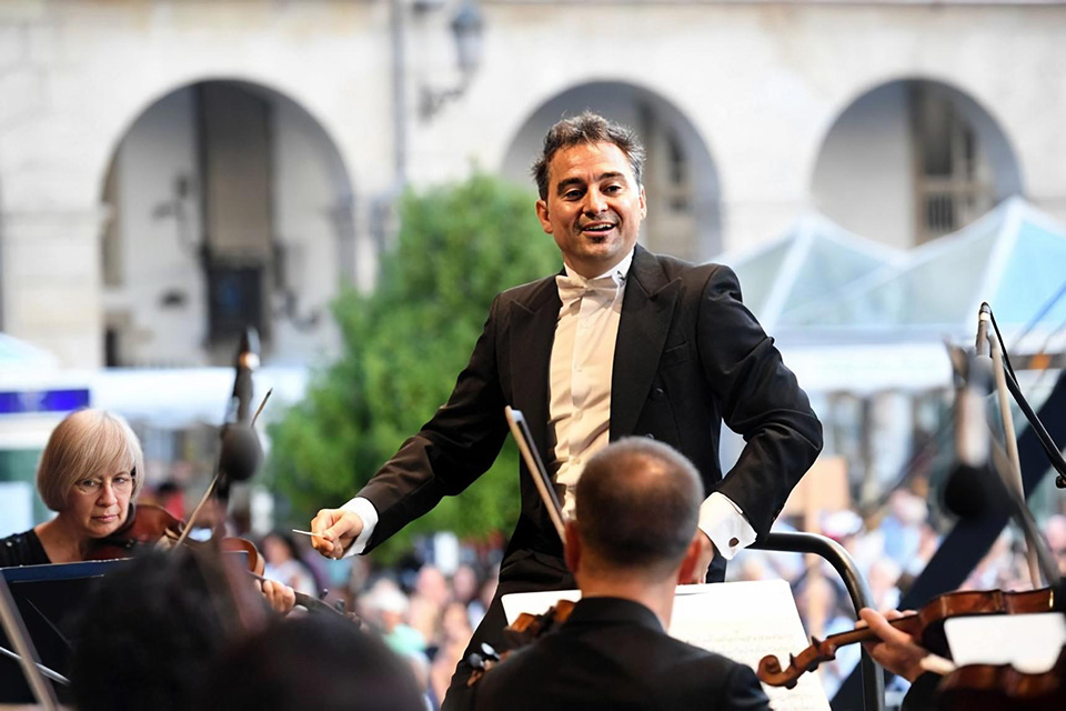 La Orquesta Sinfónica de Castilla y León dirigida por José Trigueros interpreta un programa con marcado carácter folclórico