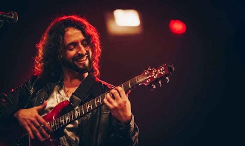 Cristian de Moret, uno de los talentos más personales del nuevo flamenco, presenta su último disco: Caballo Rojo