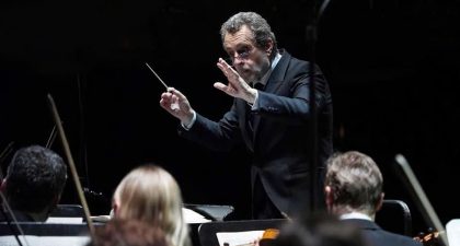 Josep Pons dirige la Orquesta Nacional de España en el estreno de una obra sinfónica y alerta sobre el suicidio