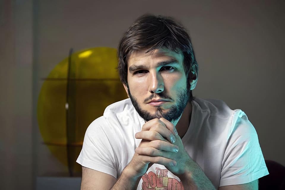 Lucas Vidal presenta la banda sonora de Sagrada Familia, que estrena su segunda temporada en Netflix