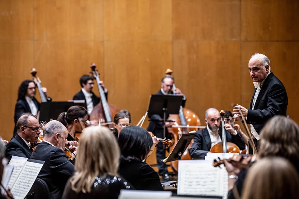 Maximino Zumalave dirige el último concierto como director asociado de la Real Filharmonía de Galicia