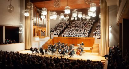 La Orquesta Ciudad de Granada y 400 voces infantiles cantan "Adorad al niño. Villancicos del mundo"