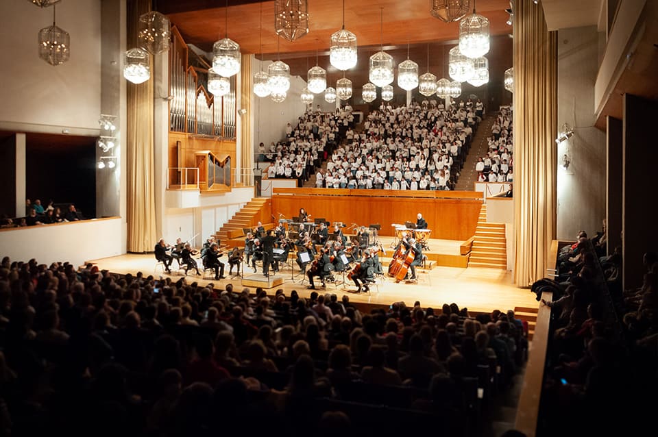La Orquesta Ciudad de Granada y 400 voces infantiles cantan «Adorad al niño. Villancicos del mundo»