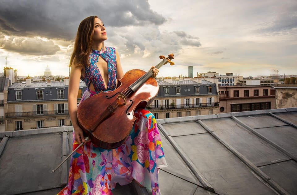 Camille Thomas, la chelista viral de las azoteas de París en concierto con la ROSS