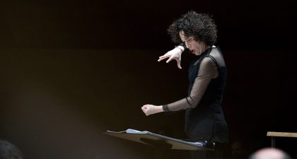 La maestra valenciana Beatriz Fernández dirigirá a la OFM en el Programa 3 de su XII Ciclo La Filarmónica Frente al Mar
