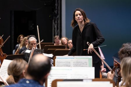 Alondra de la Parra, la carismática directora mexicana, por primera vez en el Festival de Música de Canarias Ensayo con la Sinfónica de Tenerife – © Miguel Barreto