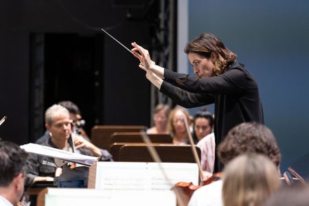 Alondra de la Parra, la carismática directora mexicana, por primera vez en el Festival de Música de Canarias Ensayo con la Sinfónica de Tenerife – © Miguel Barreto