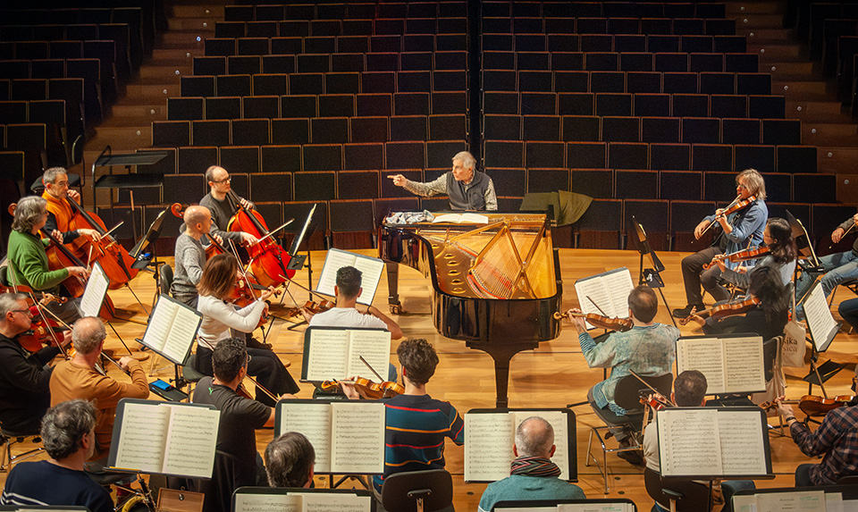 Christian Zacharias y la Orquesta Ciudad de Granada inauguran el ciclo «Directores intérpretes»