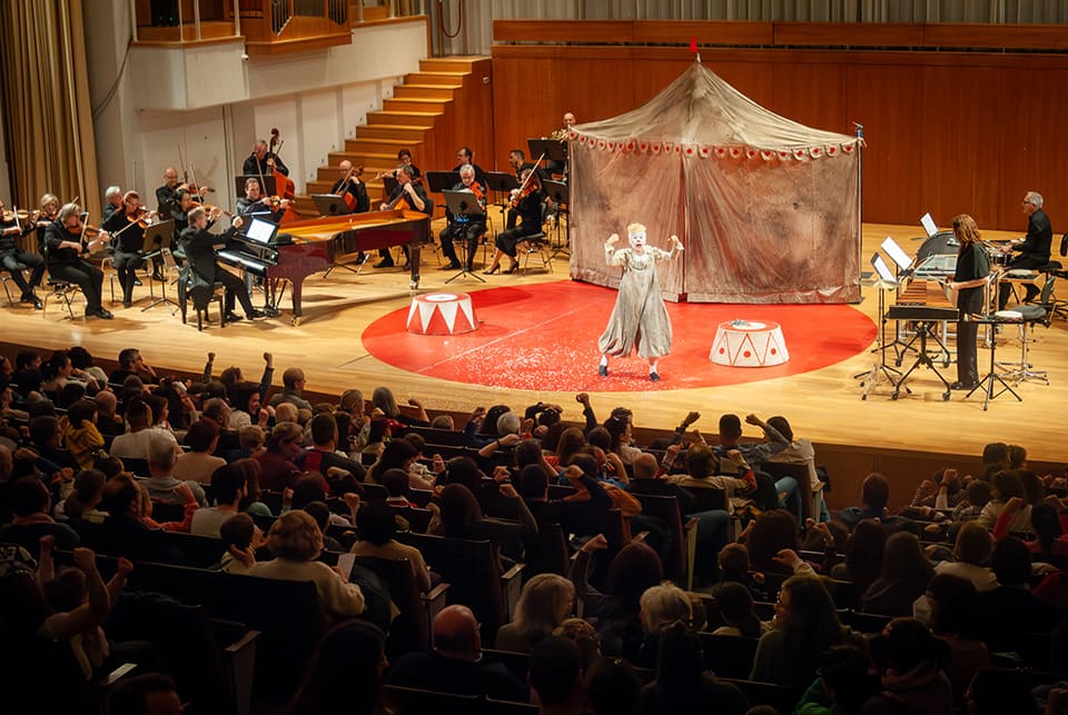 La Orquesta Ciudad de Granada y la Mauqiné presentan «Parade, el circo de los valientes» La Orquesta Ciudad de Granada y la Mauqiné presentan «Parade, el circo de los valientes»