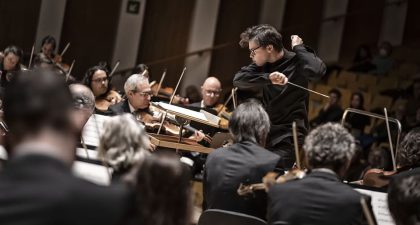 El director más joven en la historia del FIMC, frente a la Filarmónica de Cámara de Bremen