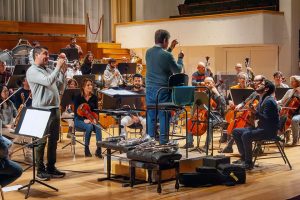 El trompetista Pacho Flores, GRAMMY Latino 2023, actúa con la Orquesta Ciudad de Granada Ensayo con la OCG