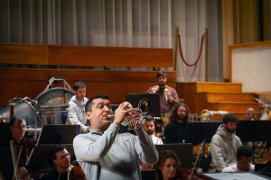 El trompetista Pacho Flores, GRAMMY Latino 2023, actúa con la Orquesta Ciudad de Granada Ensayo con la OCG